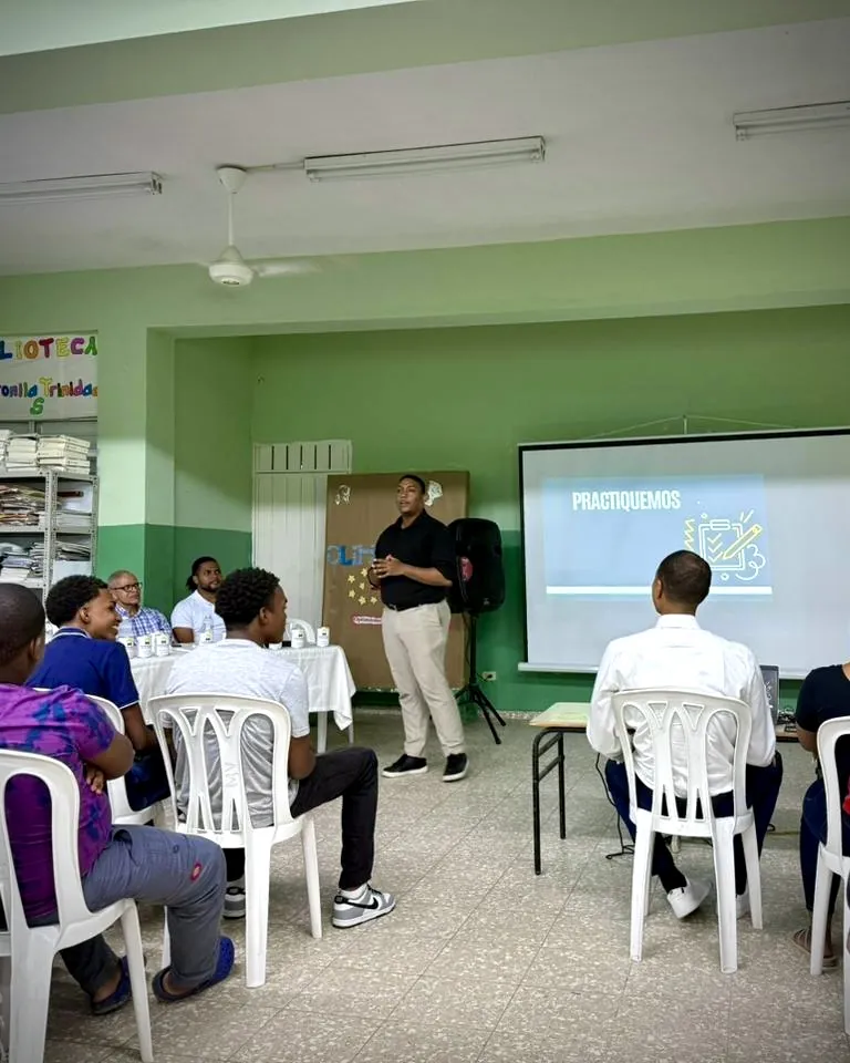 Estudiantes durante la actividad práctica de la conferencia