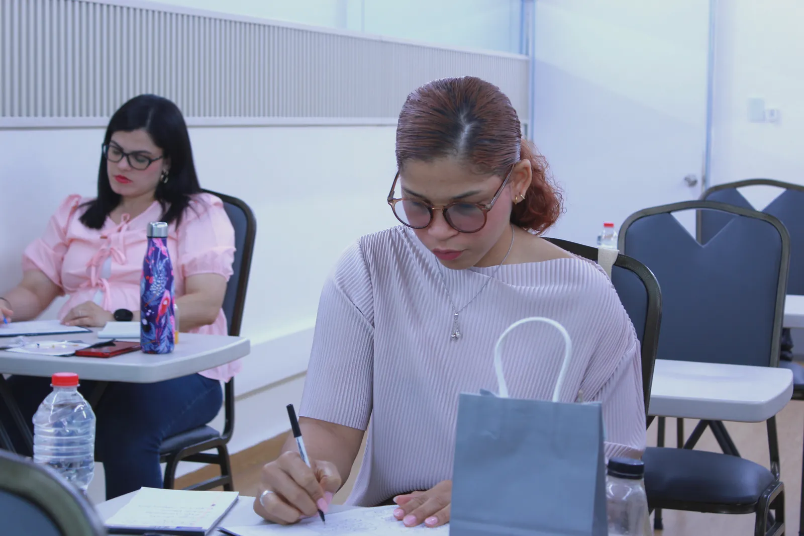 Participantes trabajando durante un taller