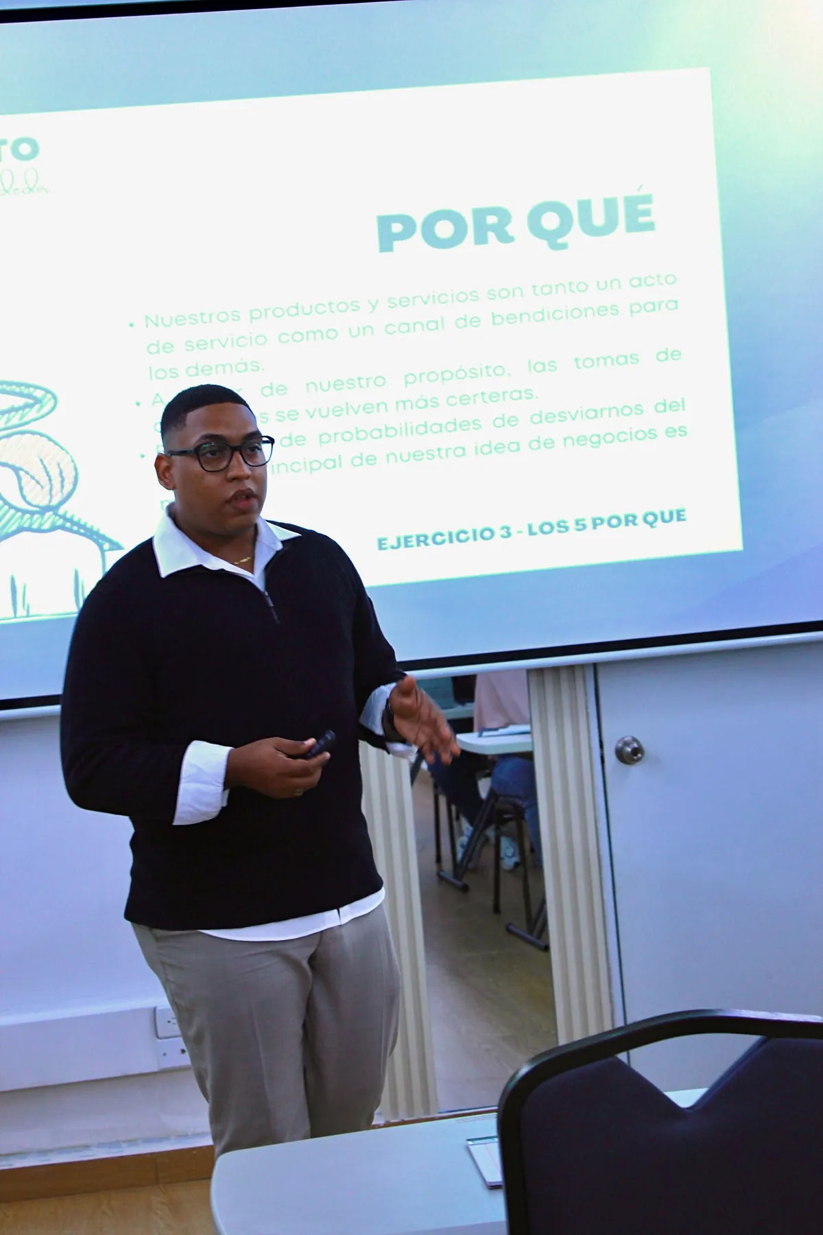 Lorenzo Leonardo explicando un ejercicio en un taller
